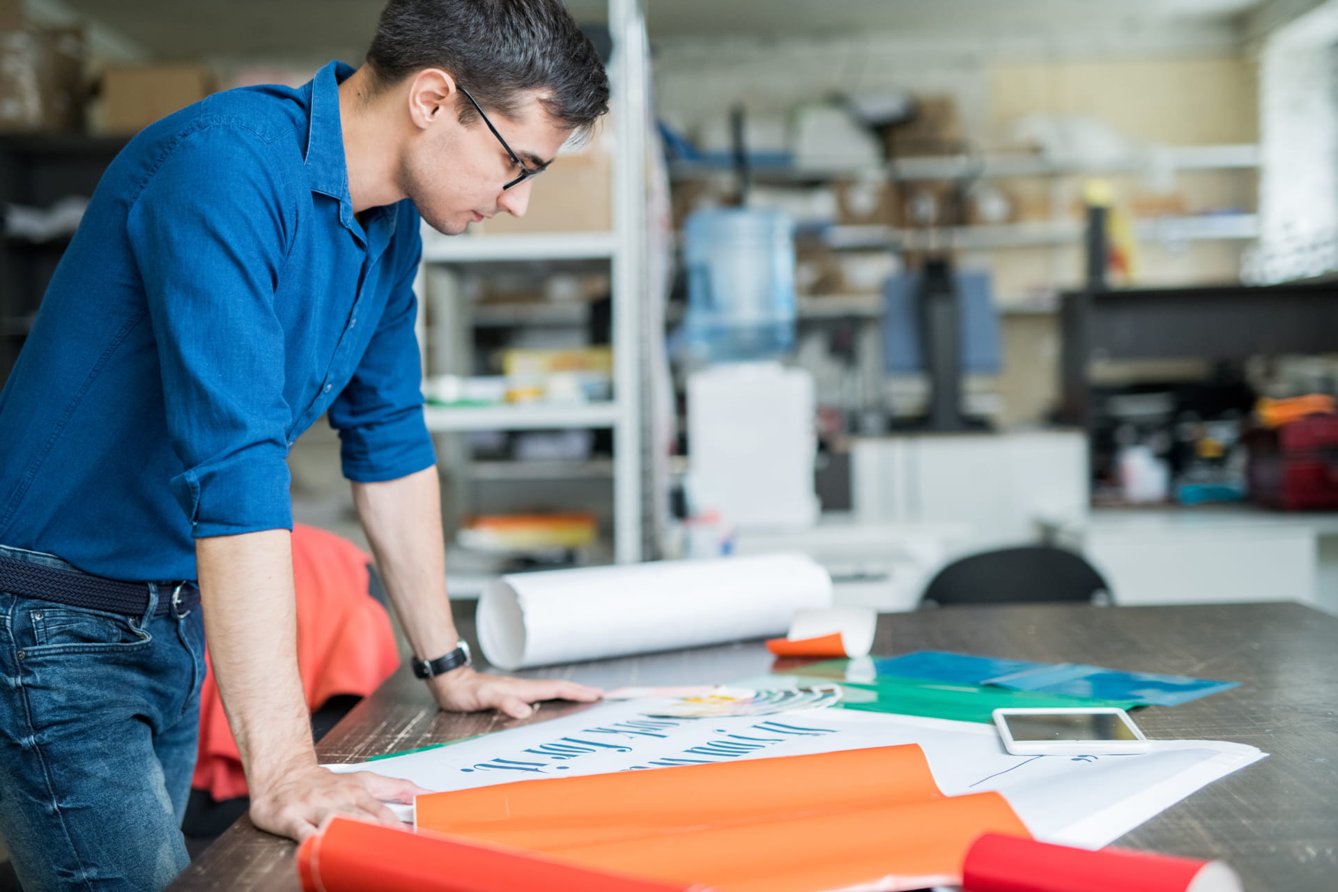 Designerin wählt Papier für eine Printkampagne aus