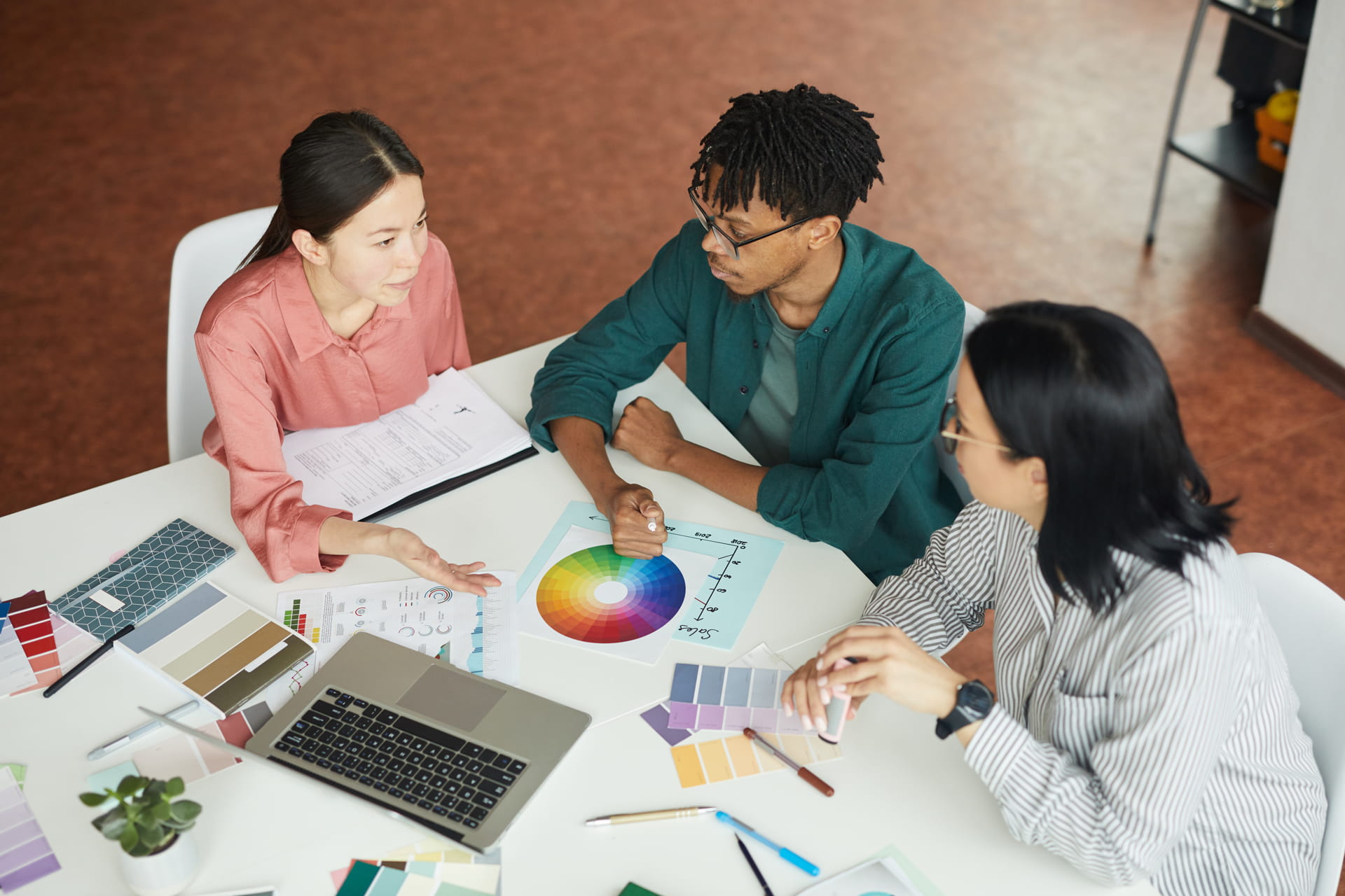 Grafikdesigner arbeiten im Team an einer Crossmedia Kampagne